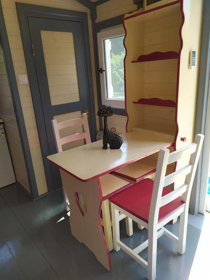 La Roulotte De Francine Guest House Chazeuil ภายนอก รูปภาพ