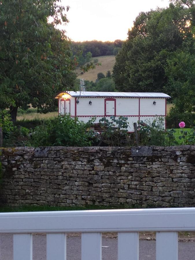La Roulotte De Francine Guest House Chazeuil ภายนอก รูปภาพ
